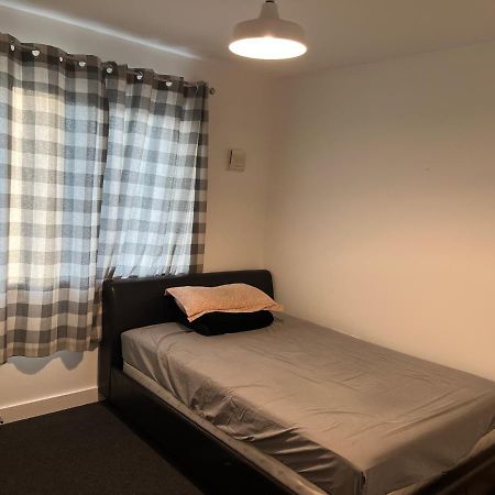 Double Bedroom With Ensuite Илфорд Экстерьер фото